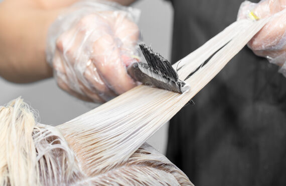 髪に優しい多様なカラーリングが人気 | 話題の境港の美容院・ヘア&エステVisage -ヴィサージュ-